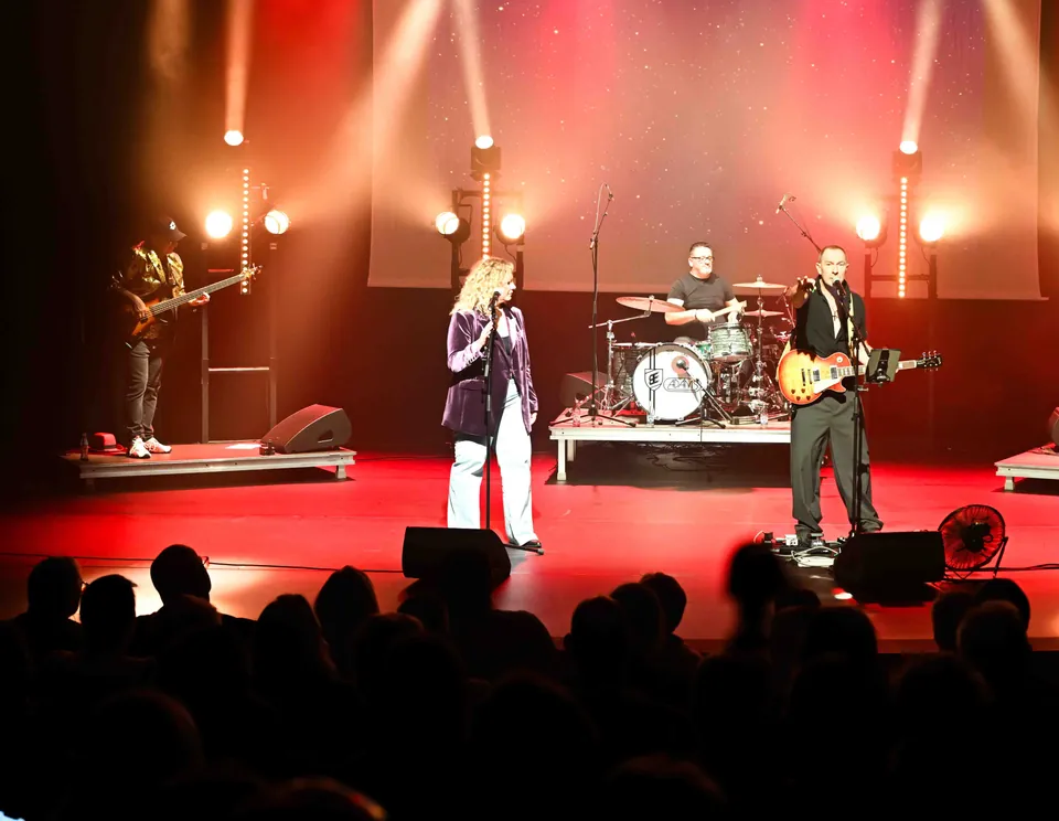 First Avenue plays Prince live in CC Houthalen: Stefanie, Dominique, Nello en Bart op het rode podium, publiek op de voorgrond