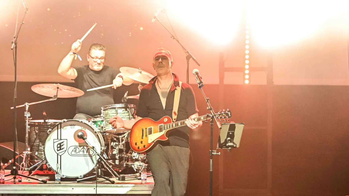 Bart achter de drums en Dominique met zijn gitaar in fel tegenlicht